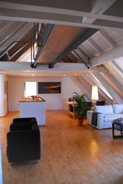 geräumiges Wohnzimmer